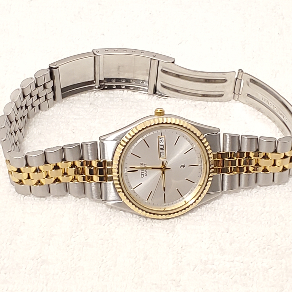 Vintage Citizen CQ Men's Day Date Presidental Watch Gold Tone Stainless Steel - Picture 6 of 10
